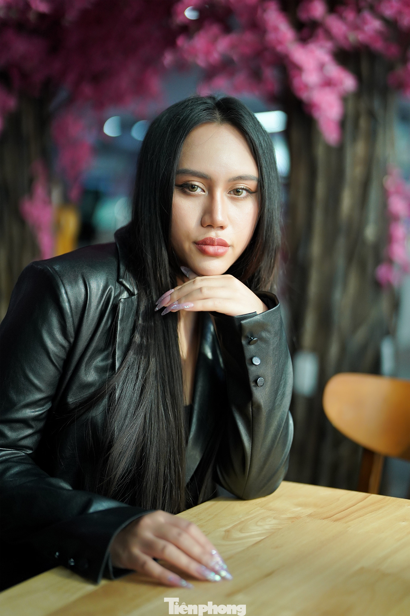 Với Sofia, Châu Đăng Khoa là người anh coi cô như em gái ruột. Nhờ Châu Đăng Khoa, Sofia được định hướng cho con đường sự nghiệp. Nữ ca sĩ cũng được đàn anh hỗ trợ nhiều về mặt tài chính để cân bằng cuộc sống sau khi mẹ mất.