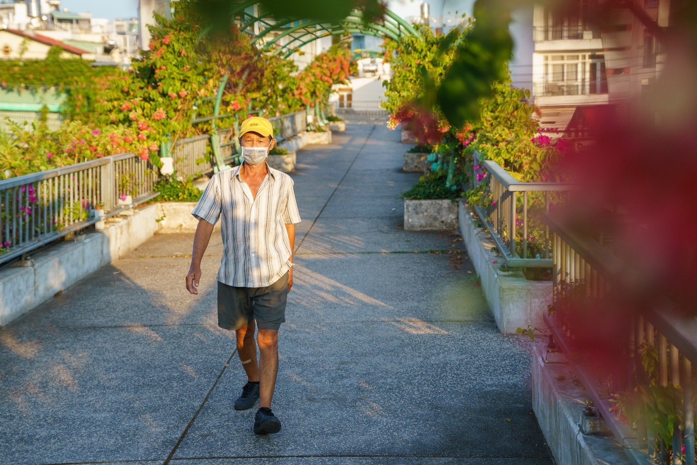 Tình trạng cầu bộ hành tại đại lộ Võ Văn Kiệt cũng không khá khẩm hơn. Vì vắng người qua lại, nhiều người lớn tuổi lên cầu tập thể dục dưỡng sinh. Ông Trần Minh Sơn (65 tuổi) chia sẻ mỗi ngày đều đi bộ tập thể dục trên cầu bộ hành ở đại lộ Võ Văn Kiệt. "Cầu xây ra để người đi bộ qua đường, nhưng vắng khách đi. Chủ yếu người dân xung quanh tới đây dạo mát và tập thể dục", ông Sơn nói. Tình trạng cầu bộ hành tại đại lộ Võ Văn Kiệt cũng không khá khẩm hơn. Vì vắng người qua lại, nhiều người lớn tuổi lên cầu tập thể dục dưỡng sinh. Ông Trần Minh Sơn (65 tuổi) chia sẻ mỗi ngày đều đi bộ tập thể dục trên cầu bộ hành ở đại lộ Võ Văn Kiệt. "Cầu xây ra để người đi bộ qua đường, nhưng vắng khách đi. Chủ yếu người dân xung quanh tới đây dạo mát và tập thể dục", ông Sơn nói.