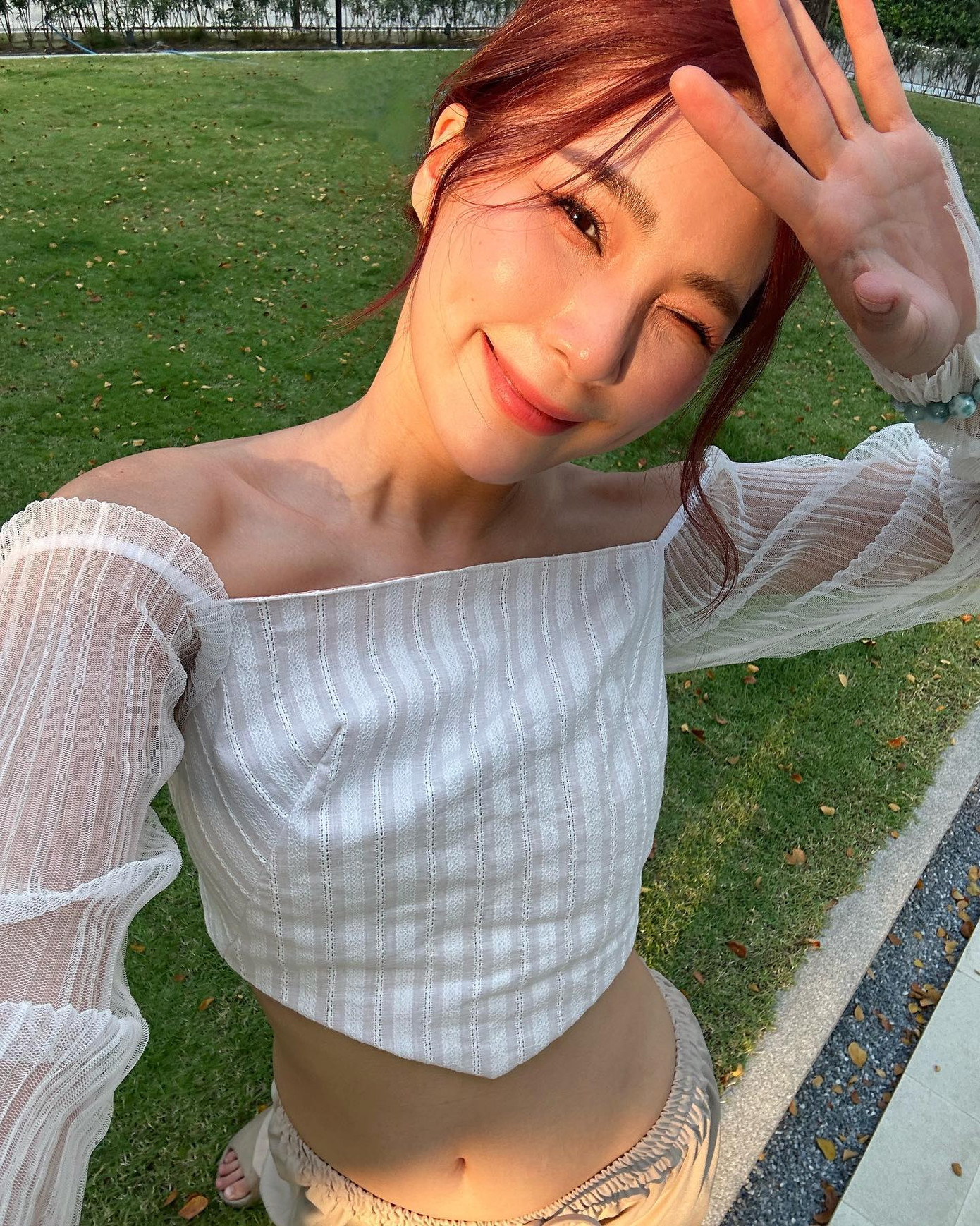 Junpitakchai thường xuyên đăng ảnh cận mặt khoe nhan sắc. Cô được coi là điển hình của việc thẩm mỹ thành công ở Thái Lan.