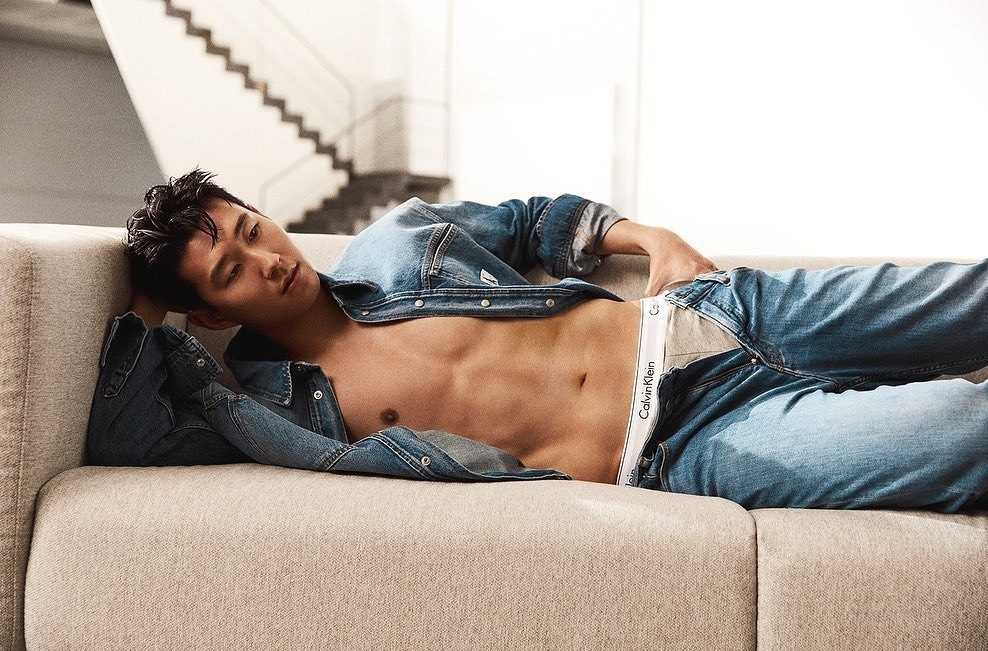 Ngày 15/2, Sports Khan đăng bộ ảnh mới nhất của Son Heung Min. Trong lần xuất hiện này, nam cầu thủ giữ vai trò là người mẫu trong bộ sưu tập mới của Calvin Klein. Ngày 15/2, Sports Khan đăng bộ ảnh mới nhất của Son Heung Min. Trong lần xuất hiện này, nam cầu thủ giữ vai trò là người mẫu trong bộ sưu tập mới của Calvin Klein.