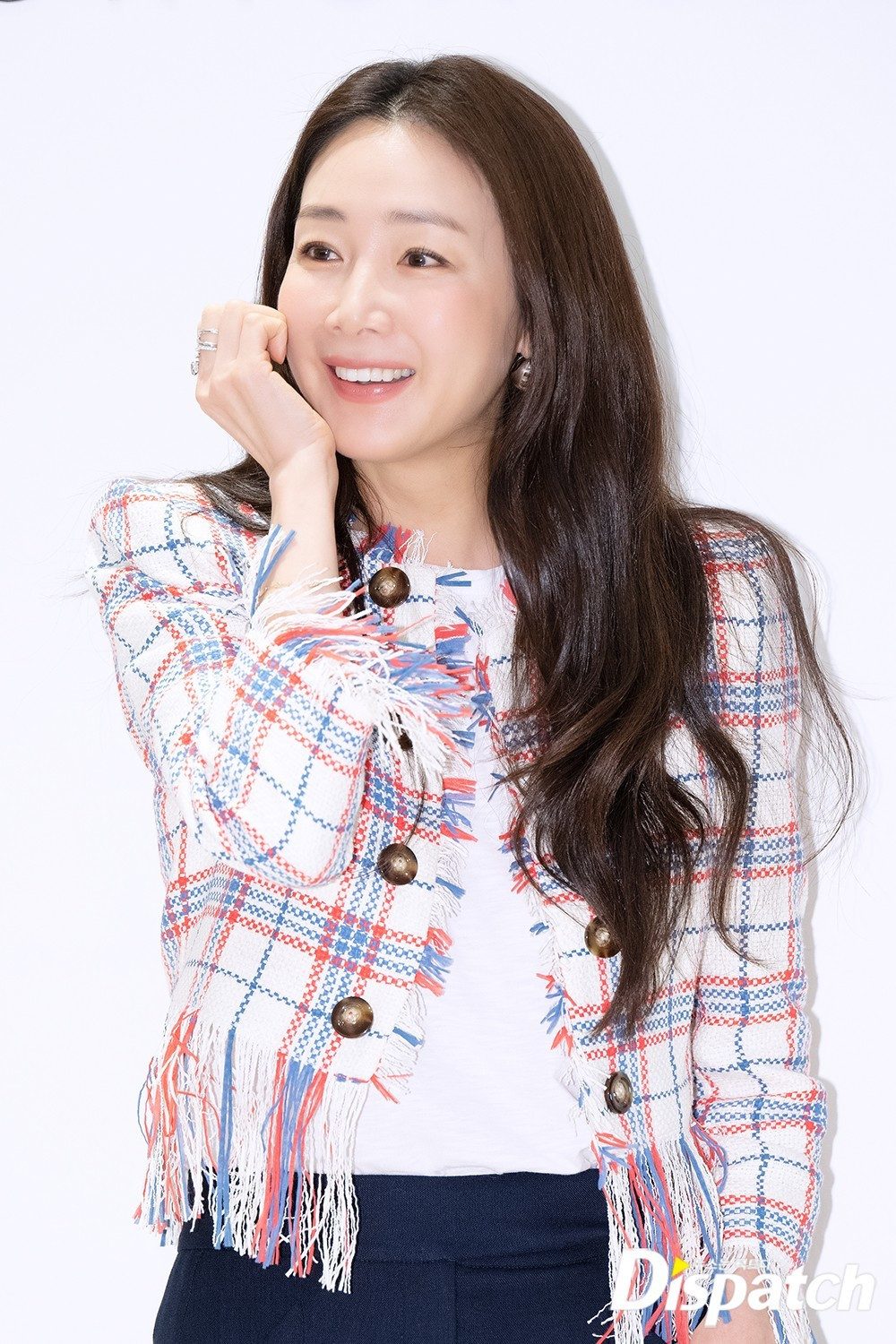 Ngày 20/4, Dispatch đăng tải loạt ảnh chụp diễn viên Choi Ji Woo khi cô tham gia sự kiện thời trang. Đây là lần hiếm hoi mỹ nhân Bản tình ca mùa đông xuất hiện trước công chúng kể từ khi cô sinh con đầu lòng.