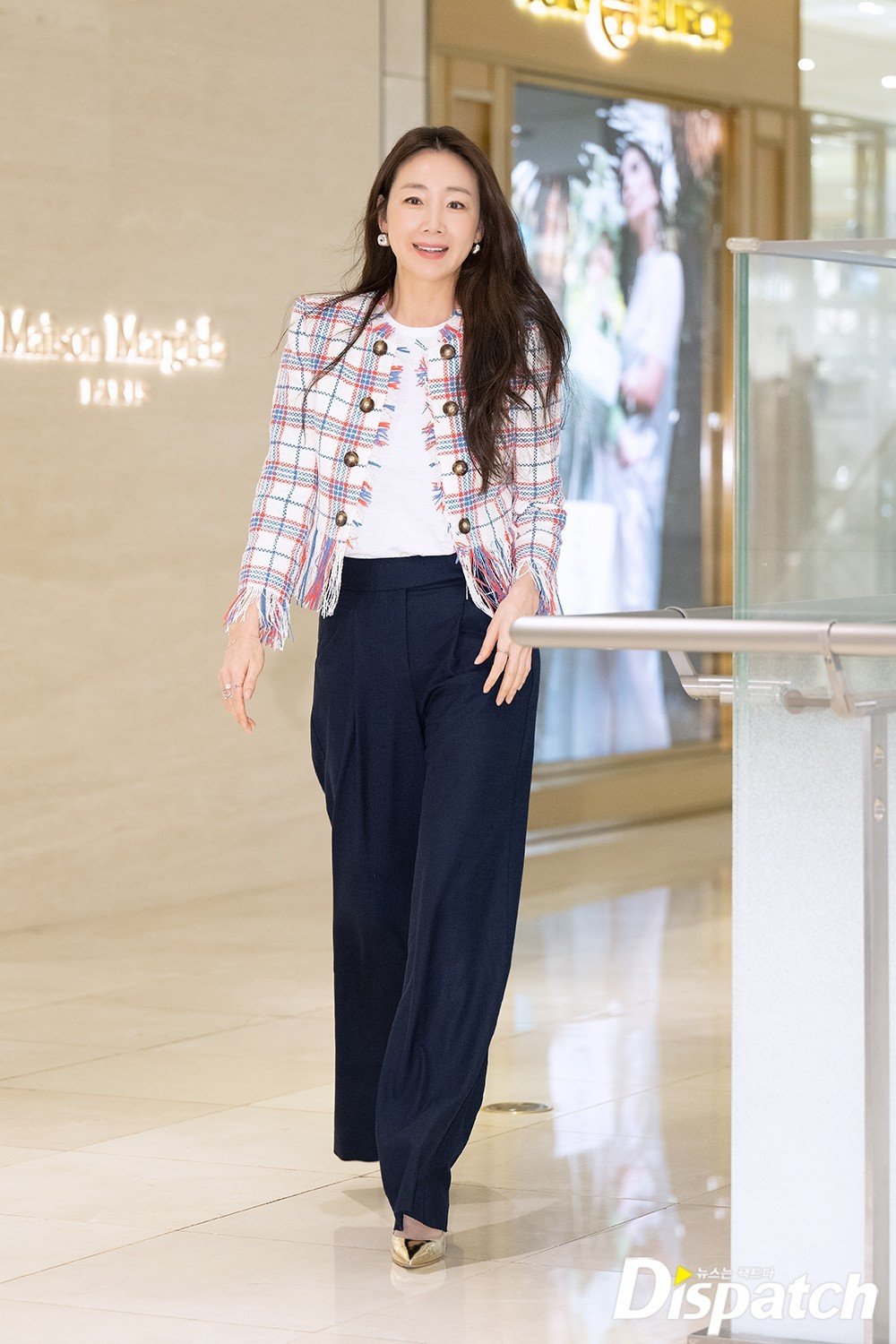 Kể từ sau khi sinh con, Choi Ji Woo chủ yếu tập trung chăm sóc con cái, gia đình. Cô không tham gia nhiều hoạt động giải trí và ít có dự án phim ảnh. Hiện tại, Ji Woo vẫn giữ kín thông tin của chồng. Theo nguồn tin, chồng nữ diễn viên kém cô 9 tuổi, là CEO của một công ty về ứng dụng điện thoại.