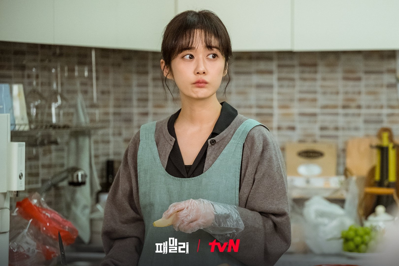 Trên các diễn đàn, người hâm mộ dành lời khen cho nhan sắc của &quot;mỹ nhân không tuổi&quot; Hàn Quốc. &quot;Bao năm qua mà cô ấy không hề thay đổi&quot;, &quot;Jang Nara đã làm gì để xinh đẹp và trẻ trung lâu như thế&quot;, &quot;Cô ấy là bằng chứng cho việc lão hóa ngược&quot;... là những bình luận của khán giả.