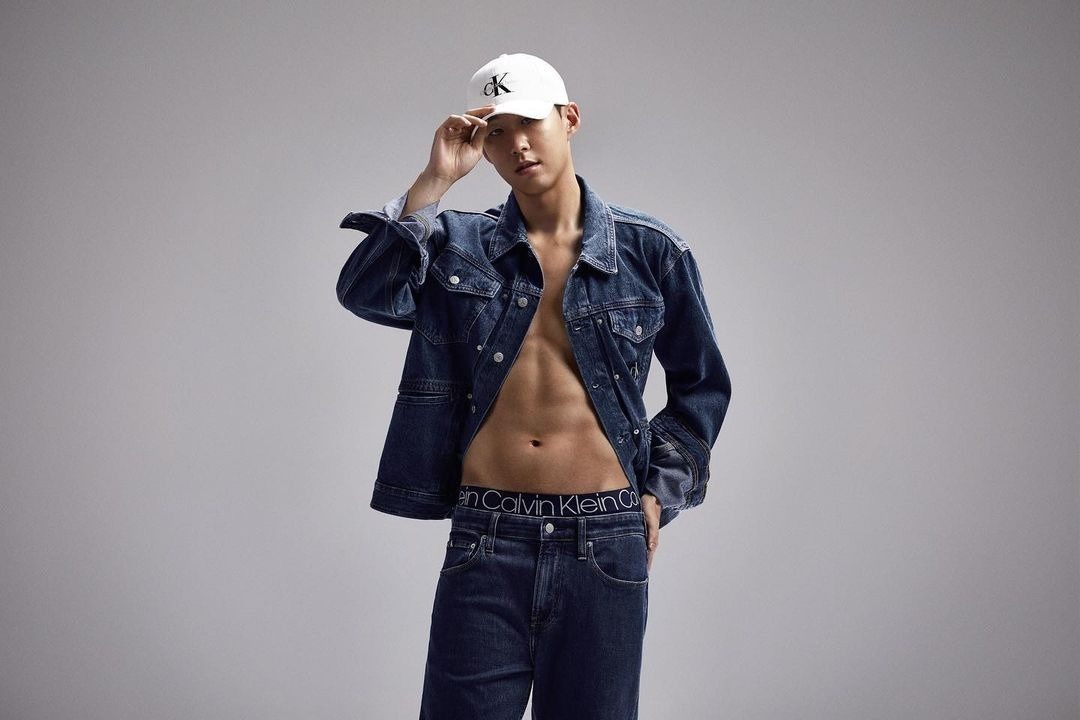 Heung Min quảng cáo đồ lót cho thương hiệu của Mỹ. Nam cầu thủ mặc đồ denim, để lộ cơ bụng săn chắc. Ngay sau khi đăng tải, hình ảnh của Heung Min được chia sẻ trên nhiều diễn đàn. Đa số đều dành lời khen cho vóc dáng vạn người mê của cầu thủ sinh năm 1992. Heung Min quảng cáo đồ lót cho thương hiệu của Mỹ. Nam cầu thủ mặc đồ denim, để lộ cơ bụng săn chắc. Ngay sau khi đăng tải, hình ảnh của Heung Min được chia sẻ trên nhiều diễn đàn. Đa số đều dành lời khen cho vóc dáng vạn người mê của cầu thủ sinh năm 1992.