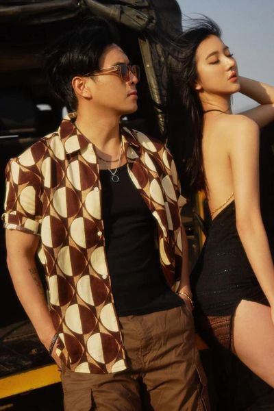 Ngày 16/4, Hồ Quang Hiếu công khai bạn gái. Trước đó, nam ca sĩ nhiều lần vướng tin đồn tình cảm nhưng chọn cách im lặng. Trong lần đầu đăng ảnh chung, Hồ Quang Hiếu "khoe" những bức hình trong một bộ ảnh quảng cáo của cả hai. Nửa kia của anh là Tuệ Như (sinh năm 2000) - người mẫu, diễn viên tự do.