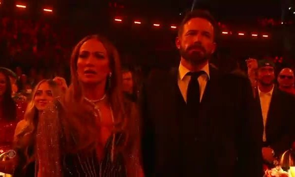 Biểu cảm tẻ nhạt của Ben Affleck ở lễ trao giải Grammy. Ảnh: Newsweek.