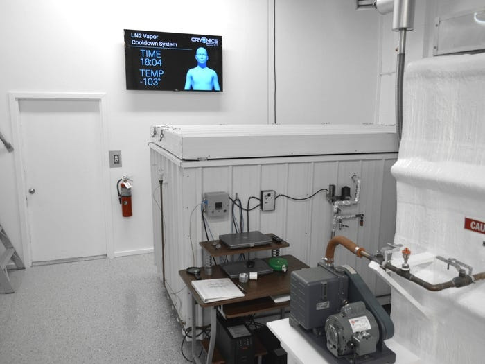 Sau đó, nhóm nghiên cứu hạ nhiệt độ, cho nó xuống mức -196 độ C. Đây là nhiệt độ bảo quản vĩnh viễn. Máu cũng được thay thế bằng chất chống đông y tế, bơm qua tĩnh mạch. Mục đích của nó là ngăn cơ thể đóng băng trong bể nitơ siêu lạnh. Ảnh: Cryonics Institute.