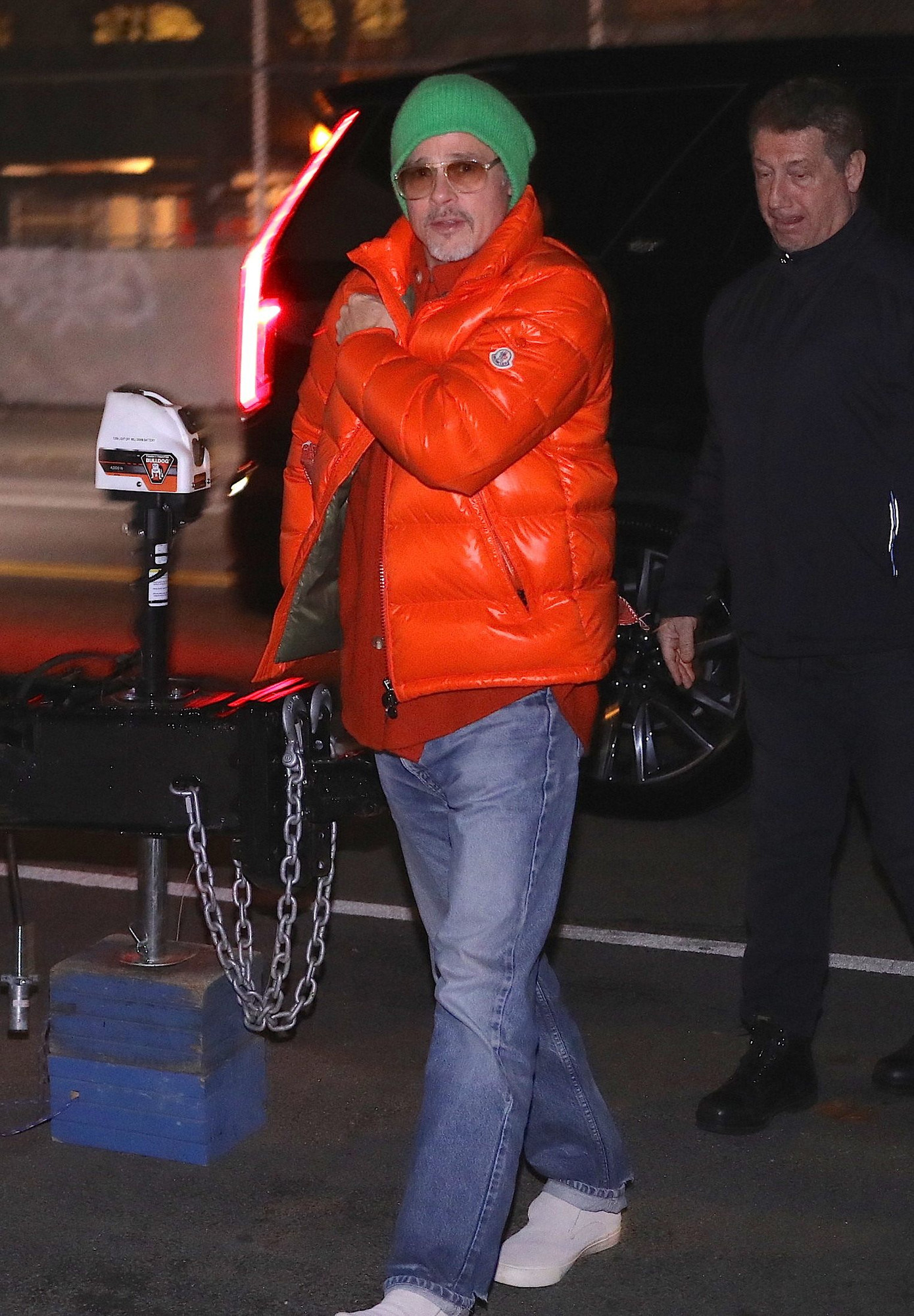 Hồi tháng 1, Brad Pitt nổi bật trên đường phố khi diện áo phao màu cam neon của nhà mốt Moncler, đội mũ xanh lá và mặc quần jeans sáng màu. Ở tuổi 60, Brad Pitt được nhận xét có vẻ ngoài ngày càng phong độ, trẻ trung. Hồi tháng 1, Brad Pitt nổi bật trên đường phố khi diện áo phao màu cam neon của nhà mốt Moncler, đội mũ xanh lá và mặc quần jeans sáng màu. Ở tuổi 60, Brad Pitt được nhận xét có vẻ ngoài ngày càng phong độ, trẻ trung.