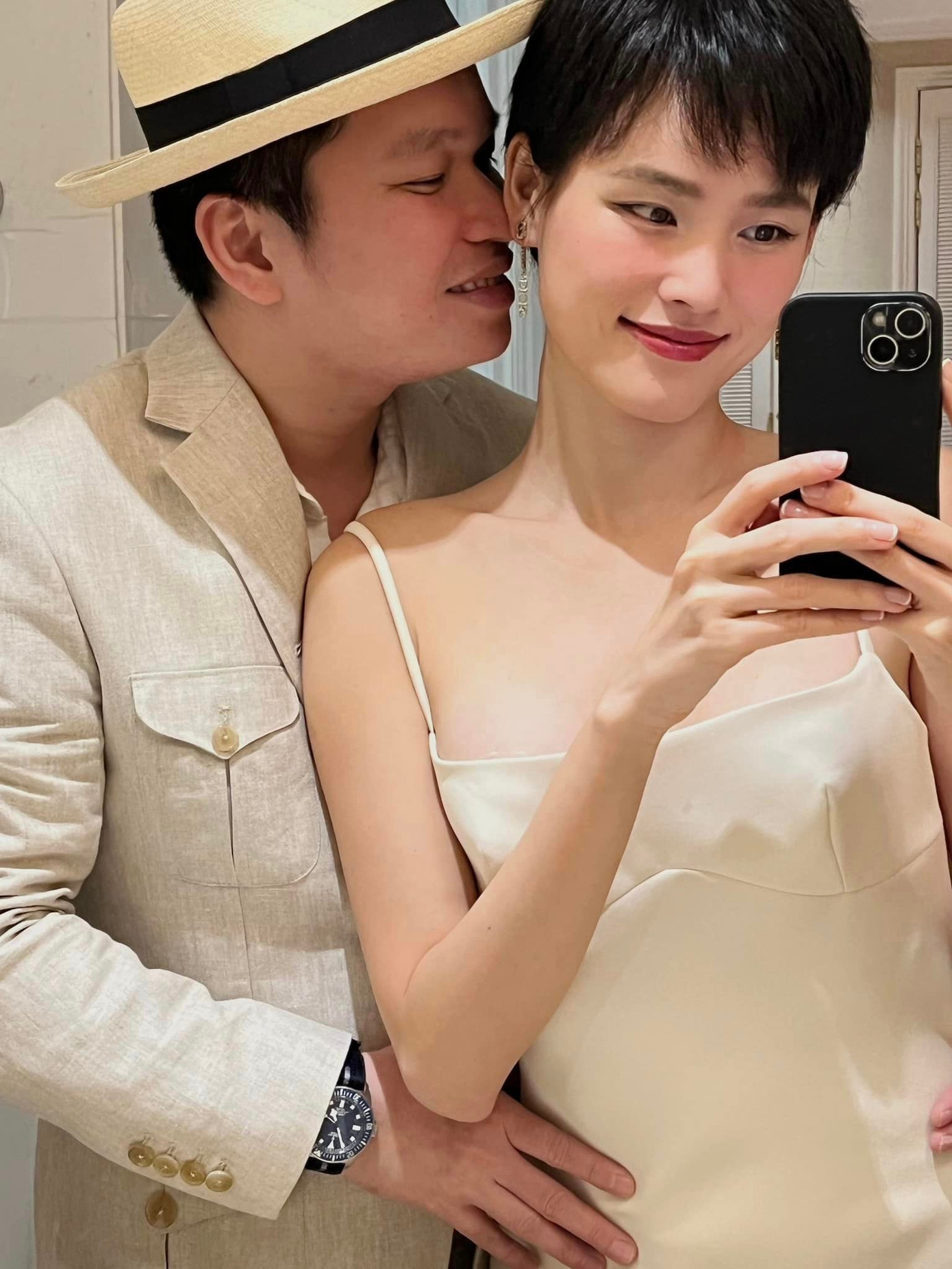 Người mẫu Tuyết Lan bên bạn trai trong buổi hẹn hò nhân dịp Valentine. Tuyết Lan không phải người thường xuyên nói về chuyện tình cảm trên mạng xã hội. Thời gian này, cô thể hiện tâm trạng vui vẻ, thoải mái khi được làm công việc yêu thích, ở bên người yêu. Mới đây, để làm mới bản thân, Tuyết Lan thay đổi kiểu tóc cá tính và nhận được nhiều lời khen của khán giả. Người mẫu Tuyết Lan bên bạn trai trong buổi hẹn hò nhân dịp Valentine. Tuyết Lan không phải người thường xuyên nói về chuyện tình cảm trên mạng xã hội. Thời gian này, cô thể hiện tâm trạng vui vẻ, thoải mái khi được làm công việc yêu thích, ở bên người yêu. Mới đây, để làm mới bản thân, Tuyết Lan thay đổi kiểu tóc cá tính và nhận được nhiều lời khen của khán giả.