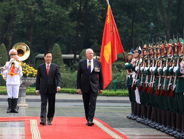 Chủ tịch nước Võ Văn Thưởng và Toàn quyền Australia David Hurley nghe quân nhạc cử Quốc thiều hai nước. (Ảnh: Thống Nhất/TTXVN).