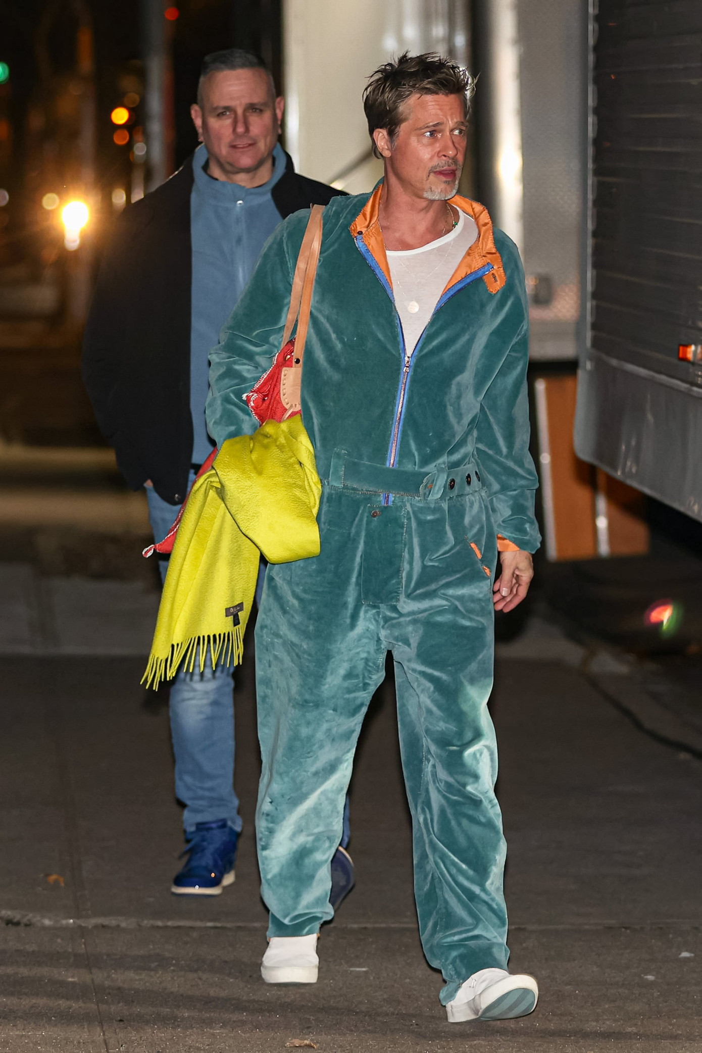 Bộ jums vải nhung màu xanh được coi là một trong những bộ trang phục trẻ trung và phá cách nhất của nam diễn viên Hollywood. Để tổng thể trở nên nổi bật hơn, Brad Pitt dùng túi màu cam đỏ, khăn quàng xanh neon của Loro Piana. Bộ jums vải nhung màu xanh được coi là một trong những bộ trang phục trẻ trung và phá cách nhất của nam diễn viên Hollywood. Để tổng thể trở nên nổi bật hơn, Brad Pitt dùng túi màu cam đỏ, khăn quàng xanh neon của Loro Piana.