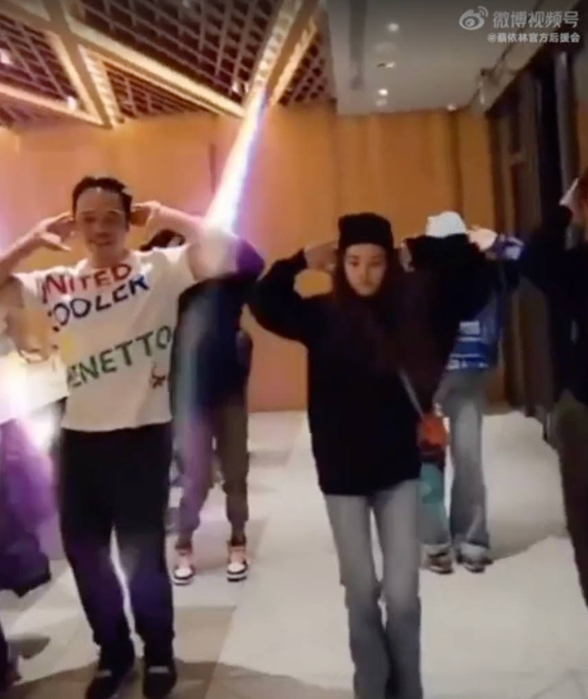 Thái Y Lâm nhảy múa trên nền nhạc See tình. Ảnh: Chụp màn hình.