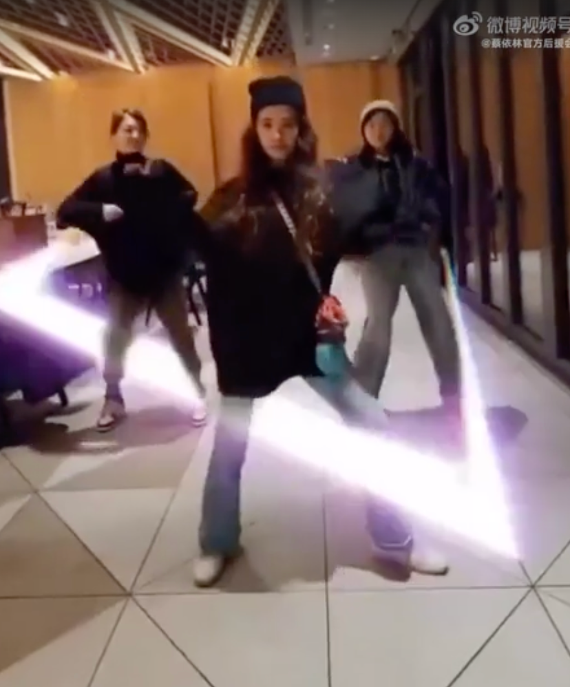 Thái Y Lâm nhảy múa trên nền nhạc See tình. Ảnh: Chụp màn hình.