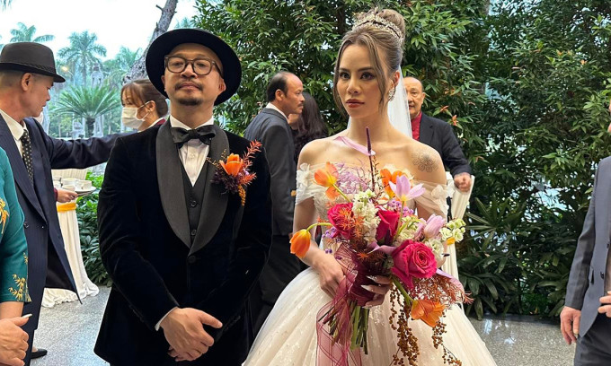 Chiều tối 5/2, đám cưới của rapper Hà Lê và biên đạo Gia Linh được tổ chức ở một resort với hơn 1.000 người tham gia. Theo dự kiến, ngày trọng đại của nam rapper được tổ chức ngoài trời. Tuy nhiên, vì điều kiện thời tiết, sự kiện được dịch chuyển vào trong nhà.