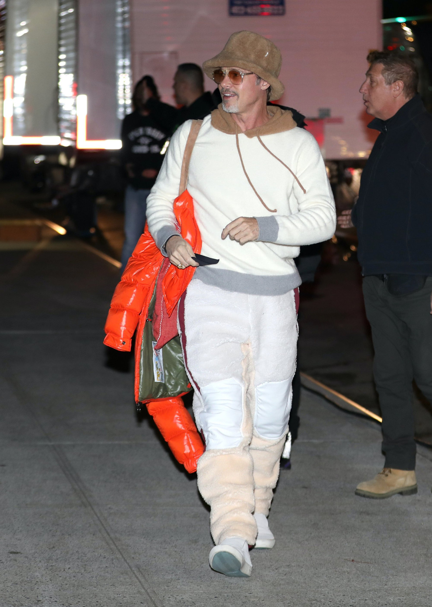 Brad Pitt đặc biệt yêu thích những chiếc mũ. Trong hầu hết lần xuất hiện, nam diễn viên đều đội mũ để làm nổi bật bộ đồ. Dù trong trang phục cầu kỳ hay đơn giản, lịch lãm hay khỏe khoắn, tài tử 60 tuổi đều kết hợp với mũ. Brad Pitt đặc biệt yêu thích những chiếc mũ. Trong hầu hết lần xuất hiện, nam diễn viên đều đội mũ để làm nổi bật bộ đồ. Dù trong trang phục cầu kỳ hay đơn giản, lịch lãm hay khỏe khoắn, tài tử 60 tuổi đều kết hợp với mũ.