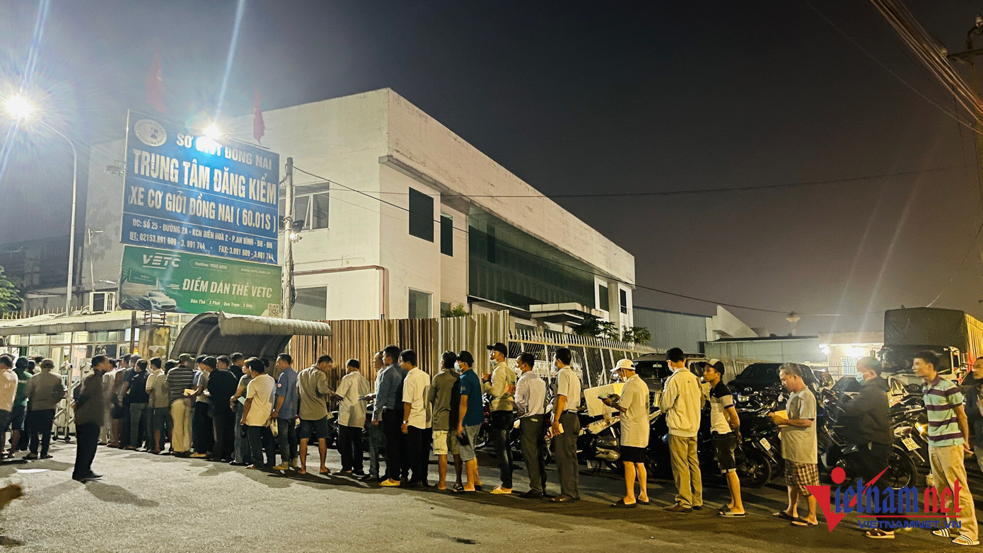 Nhiều tài xế xếp hàng từ 2-3h ngày 17/4 chờ lấy phiếu hẹn kiểm định xe tại trung tâm đăng kiểm 6001S. Ảnh: H.A Nhiều tài xế xếp hàng từ 2-3h ngày 17/4 chờ lấy phiếu hẹn kiểm định xe tại trung tâm đăng kiểm 6001S. Ảnh: H.A