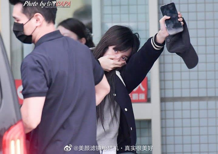 Lisa thoải mái tương tác với khán giả.