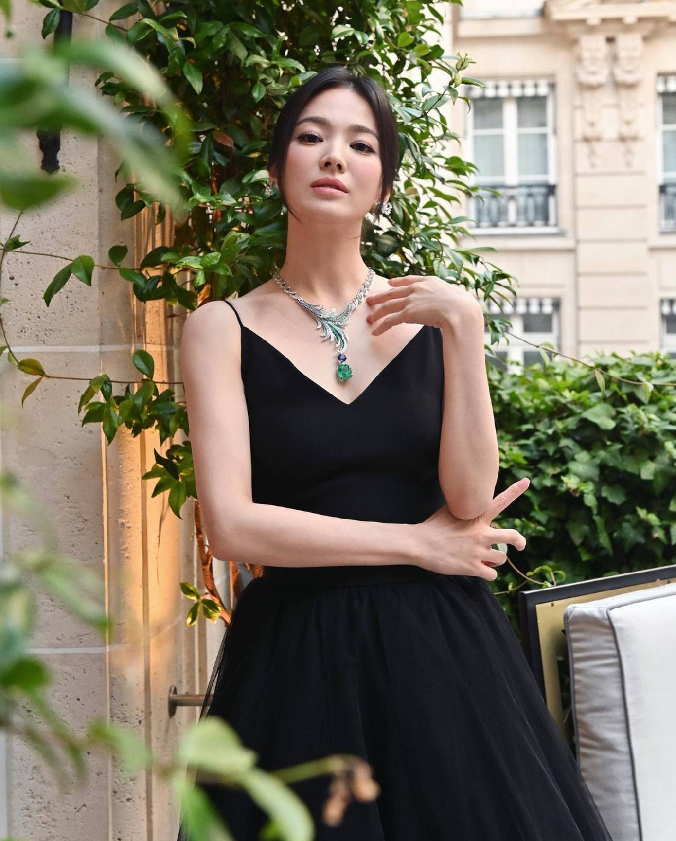 Song Hye Kyo là đại diện cho vẻ đẹp thanh lịch. Trong vai trò đại sứ Chaumet từ năm 2018, Song Hye Kyo luôn chứng minh gu thời trang ổn định. Nữ diễn viên đeo một số bộ trang sức Chaumet trong nhiều năm. Đây là bộ trang sức phù hợp với nhiều kiểu trang phục, phong cách khác nhau.