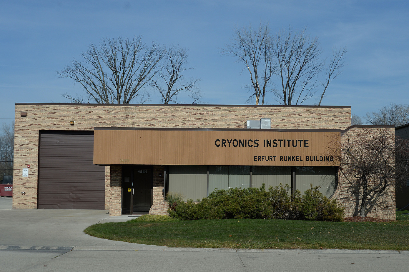 Hiện nay, thế giới chỉ có 4 cơ sở có thể thực hiện độc lập phương pháp đông lạnh thi thể ở Mỹ (CI, Alcor), Nga (KrioRus) và Trung Quốc (Viện Nghiên cứu Khoa học Đời sống Yinfeng). Tính đến năm 2014, khoảng 250 thi thể đã tham gia quá trình đông lạnh này ở Mỹ. Ngoài ra, 1.500 người khác đăng ký chờ. Ảnh: Cryonics Institute.