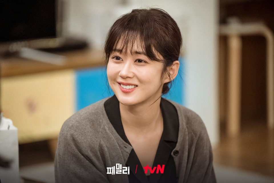 Hơn 20 năm hoạt động diễn xuất, Jang Nara là cái tên vẫn nhận nhiều sự chú ý của khán giả. Người hâm mộ đánh giá nữ diễn viên chăm chỉ, dù không đóng quá nhiều phim nhưng cô luôn duy trì tần suất mỗi năm có từ một đến hai bộ phim chiều lòng khán giả.