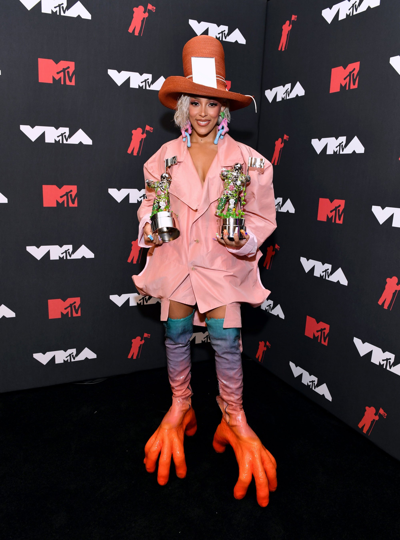 Cũng trong Lễ trao giải Video âm nhạc MTV năm 2021 tại New York vào tháng 9/2021, Doja Cat đi đôi bốt hình dáng móng vuốt màu vàng cam, đội mũ cao bồi khiến cô trở thành ngôi sao nổi bật nhất tại sự kiện.