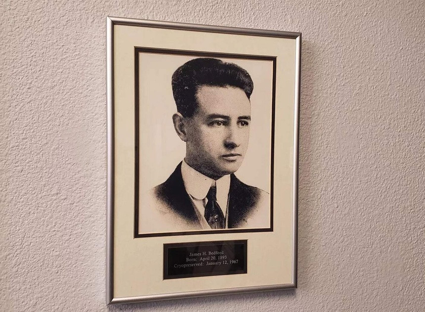 Người mang tới bước ngoặt cho công nghệ cryonics là bác sĩ James Bedford. Ngày 12/1/1967, bác sĩ James Bedford qua đời ở tuổi 73 tại viện dưỡng lão. Ông bị ung thư thận đã di căn phổi. Thay vì hỏa táng hay chôn cất, thi thể của bác sĩ Bedford được đưa vào bảo quản lạnh. Ảnh: CNET.