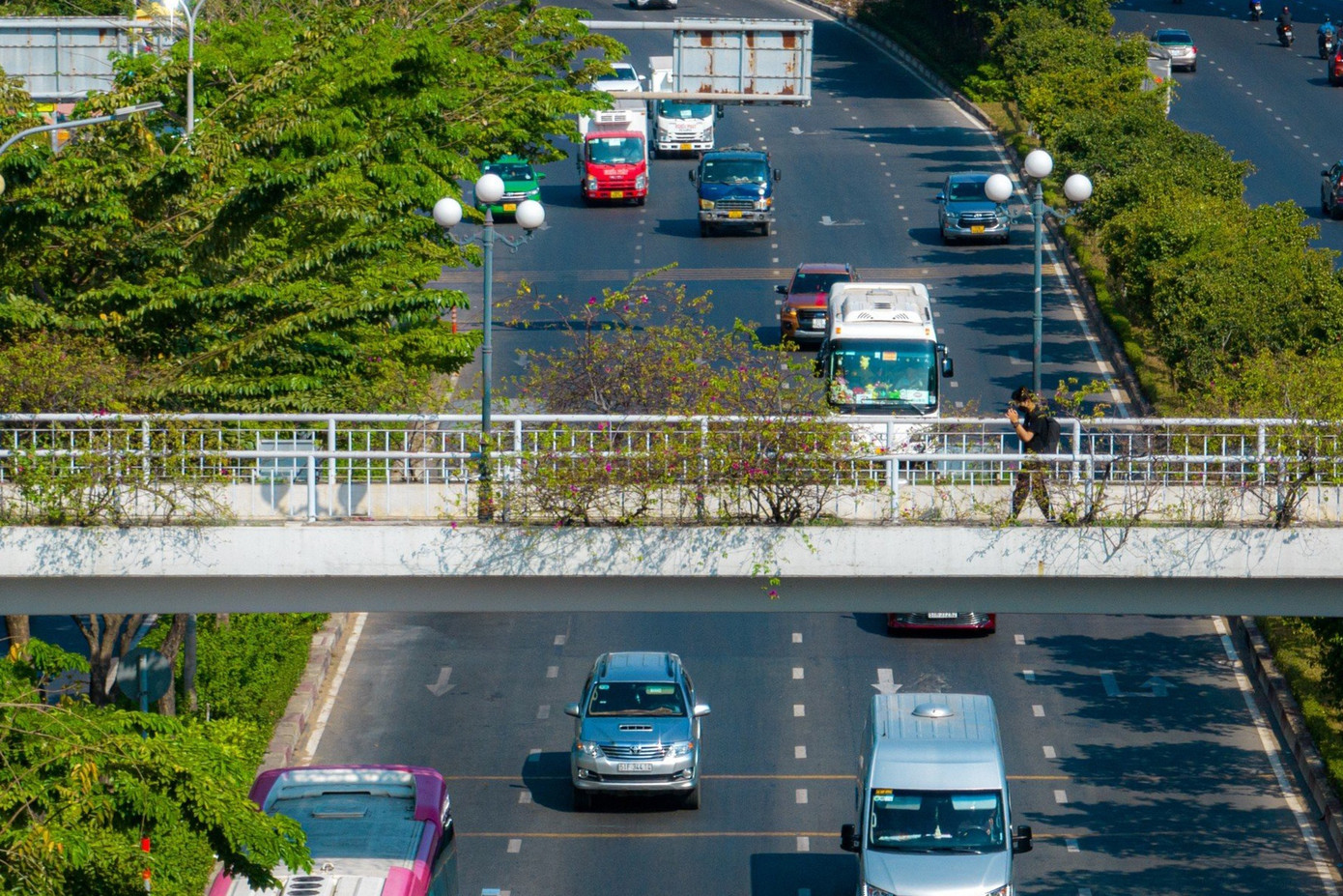 Cầu bộ hành Văn Thánh (quận Bình Thạnh) nằm gần nút giao đường Ung Văn Khiêm - cầu Nguyễn Hữu Cảnh - cầu Sài Gòn hiện vắng người qua lại. Trong khi cách đó 500 m, nhiều người chọn đi bộ từ cổng ĐH Công nghệ TP.HCM, vượt dải phân cách để băng ngang đường Điện Biên Phủ. Cầu bộ hành Văn Thánh (quận Bình Thạnh) nằm gần nút giao đường Ung Văn Khiêm - cầu Nguyễn Hữu Cảnh - cầu Sài Gòn hiện vắng người qua lại. Trong khi cách đó 500 m, nhiều người chọn đi bộ từ cổng ĐH Công nghệ TP.HCM, vượt dải phân cách để băng ngang đường Điện Biên Phủ.