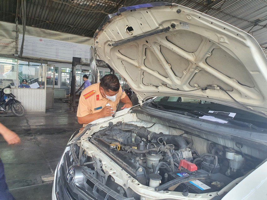 Chiến sĩ Lê Phước Nghiệp đang thực hiện quy trình kiểm định. Ảnh: Thy Nhung