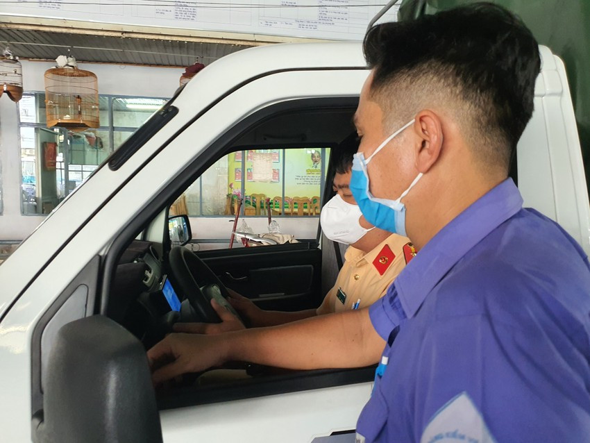 Lượng xe đang xếp hàng để vào dây chuyền tại TTĐK 50-03S. Ảnh: Thy Nhung