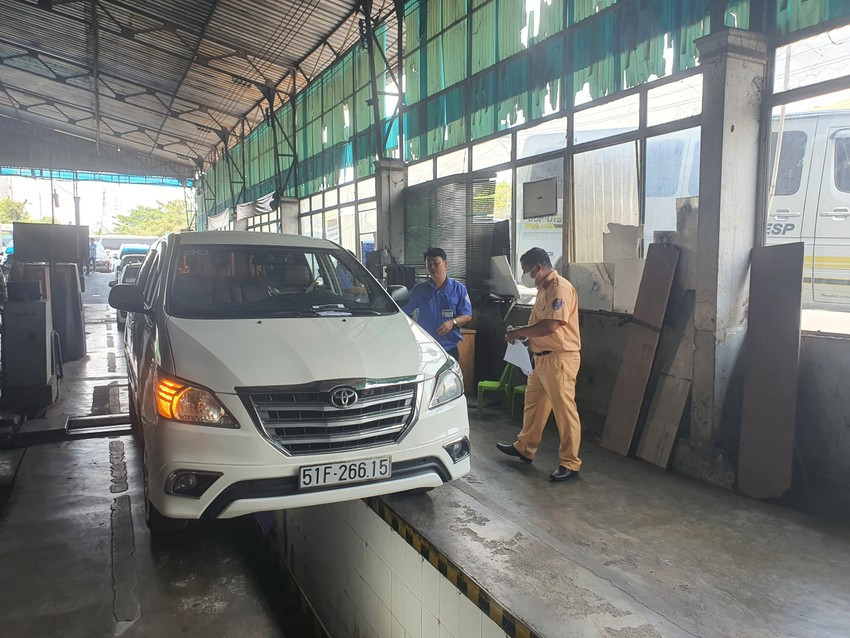 Dù 12 giờ trưa, các kiểm định viên và CSGT vẫn làm việc. Ảnh: Thy Nhung