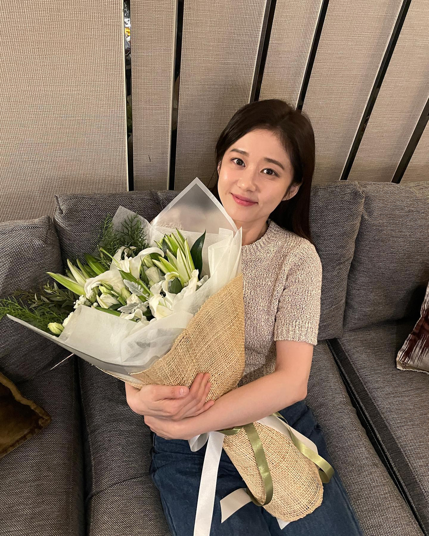 Trên trang cá nhân, Jang Nara chăm chỉ cập nhật hình ảnh về cuộc sống thường ngày. Nữ diễn viên thể hiện bản thân có lối sống lành mạnh, tích cực. Cô thích cắm hoa, đi chơi cùng thú cưng. Nhiều người nhận xét ở tuổi 42, Jang Nara có cuộc sống trong mơ. Yếu tố tinh thần là một trong những lý do giúp cô luôn duy trì phong độ của &quot;người đẹp không tuổi&quot;.