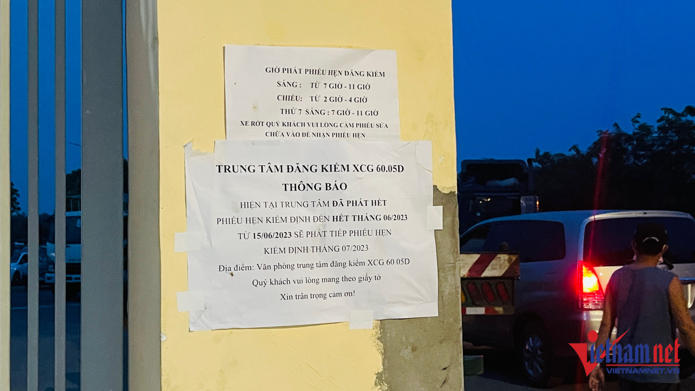 Thông báo dán tại Trung tâm đăng kiểm 6005D. Ảnh: H.A Thông báo dán tại Trung tâm đăng kiểm 6005D. Ảnh: H.A