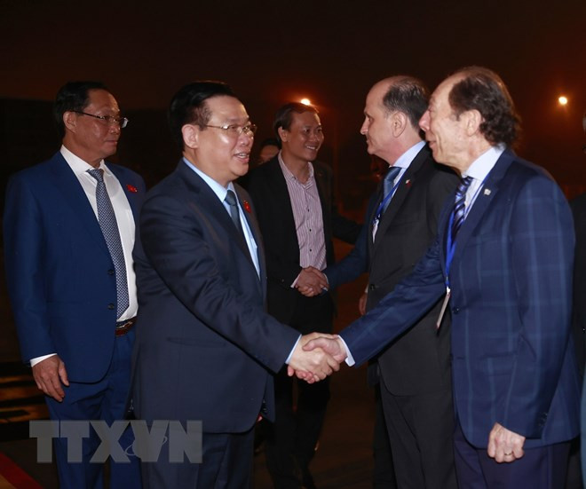 Các đại biểu tiễn Chủ tịch Quốc hội Vương Đình Huệ và các thành viên Đoàn đại biểu cấp cao Quốc hội Việt Nam tại sân bay Quốc tế Nội Bài. (Ảnh: Doãn Tấn/TTXVN) Các đại biểu tiễn Chủ tịch Quốc hội Vương Đình Huệ và các thành viên Đoàn đại biểu cấp cao Quốc hội Việt Nam tại sân bay Quốc tế Nội Bài. (Ảnh: Doãn Tấn/TTXVN)