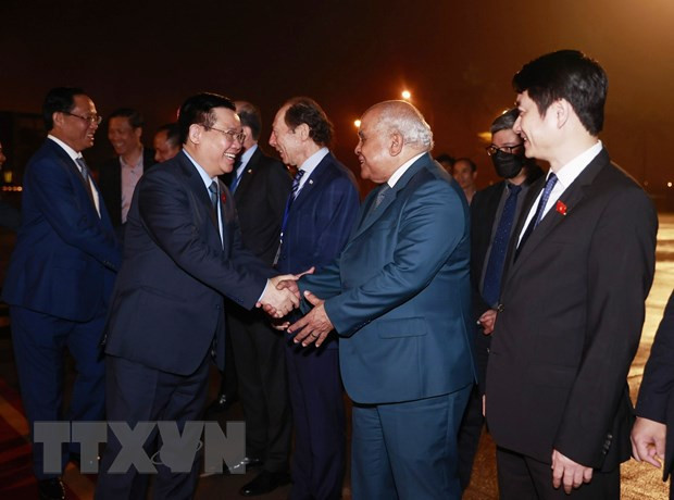 Các đại biểu tiễn Chủ tịch Quốc hội Vương Đình Huệ và các thành viên Đoàn đại biểu cấp cao Quốc hội Việt Nam tại sân bay Quốc tế Nội Bài. (Ảnh: Doãn Tấn/TTXVN)