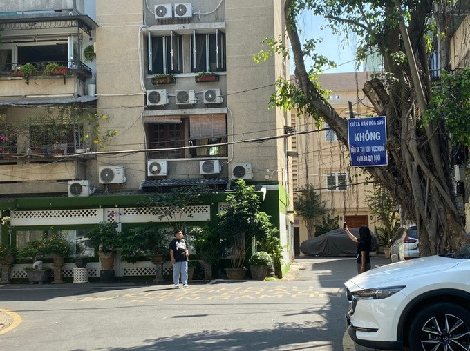 Người dân chủ động che màn để tránh bị chụp ảnh, xâm phạm quyền riêng tư. Ảnh: Nguyễn Vy.