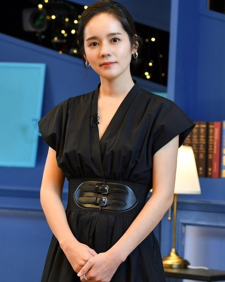 Han Ga In từng trải qua tuổi thơ khốn khó. Han Ga In từng trải qua tuổi thơ khốn khó.