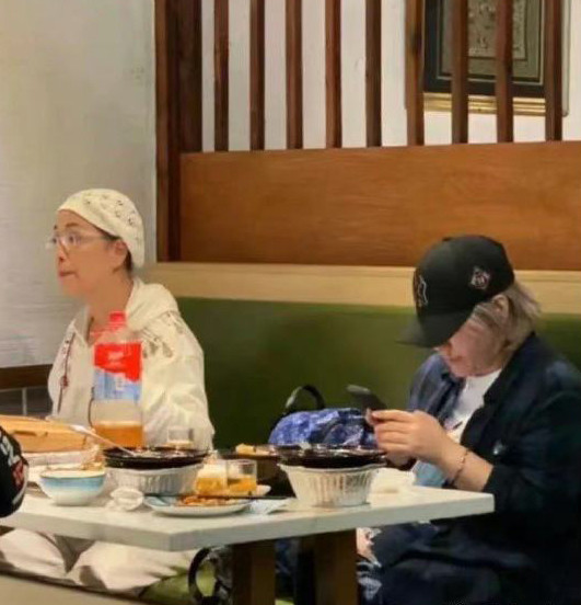 Khoảnh khắc gặp gỡ gây sốt cộng đồng mạng của Châu Tinh Trì và Uyển Quỳnh Đan.