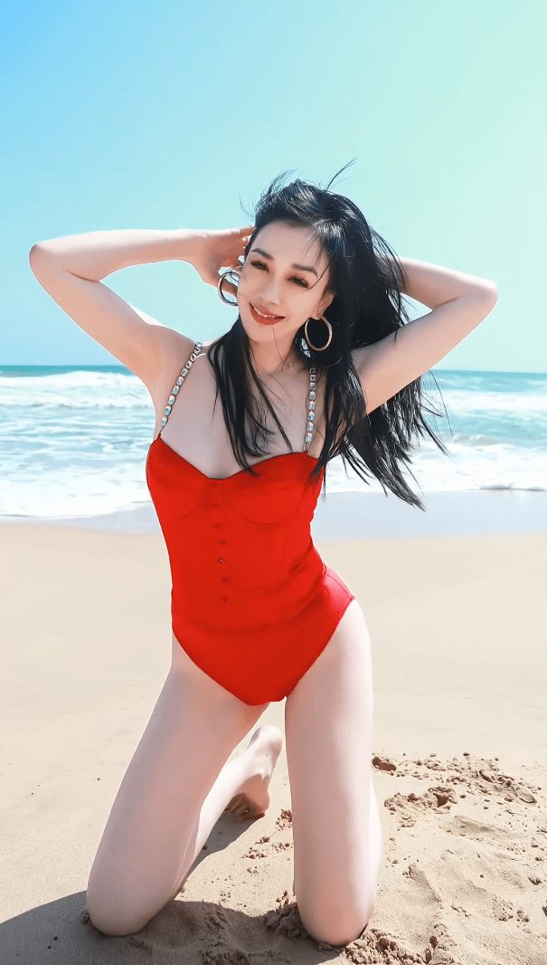 Trên trang cá nhân, Chung Lệ Đề đăng loạt hình ảnh mới chụp bên bãi biển. Nữ diễn viên mặc bikini liền mảnh màu đỏ, khoe vóc dáng gợi cảm. Ở tuổi 52, Chung Lệ Đề nhận được nhiều lời khen khi giữ được cơ thể săn chắc, cân đối.