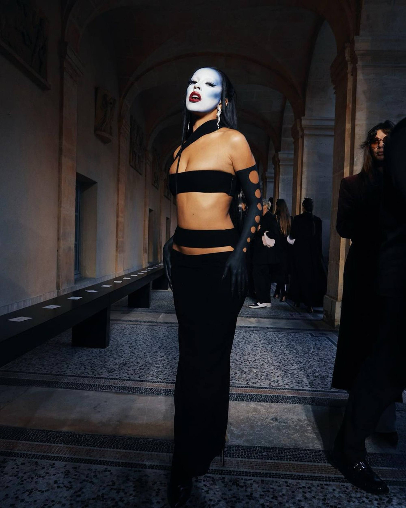 Doja Cat gây ấn tượng khi tham dự buổi trình diễn thời trang dành cho phái đẹp của Monot khi xuất hiện với một lớp sơn xanh trên gương mặt. Cô mặc váy quấn băng màu đen và đeo găng tay của Monot.