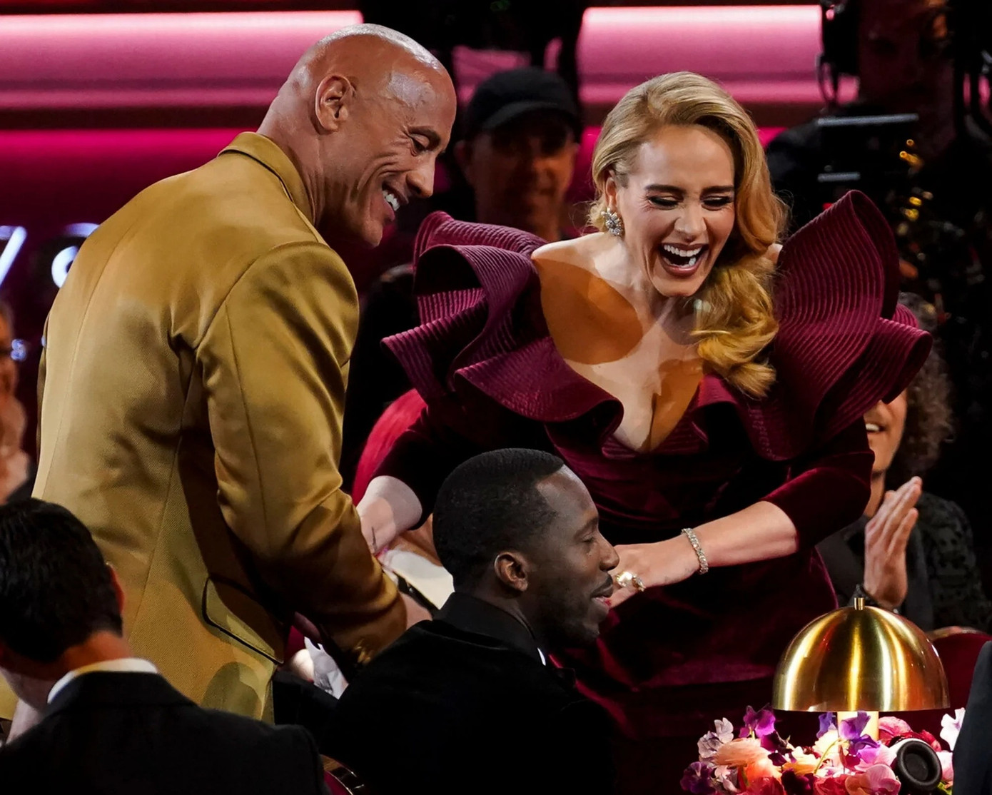 Adele và The Rock gặp gỡ ở lễ trao giải Grammy. Adele và The Rock gặp gỡ ở lễ trao giải Grammy.