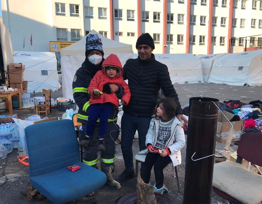 Trung tá Nguyễn Chí Thành (người ẵm đứa bé) cùng gia đình của em sau khi cứu kịp thời họ khỏi đống đổ nát. Ảnh: Nhân vật cung cấp. Trung tá Nguyễn Chí Thành (người ẵm đứa bé) cùng gia đình của em sau khi cứu kịp thời họ khỏi đống đổ nát. Ảnh: Nhân vật cung cấp.