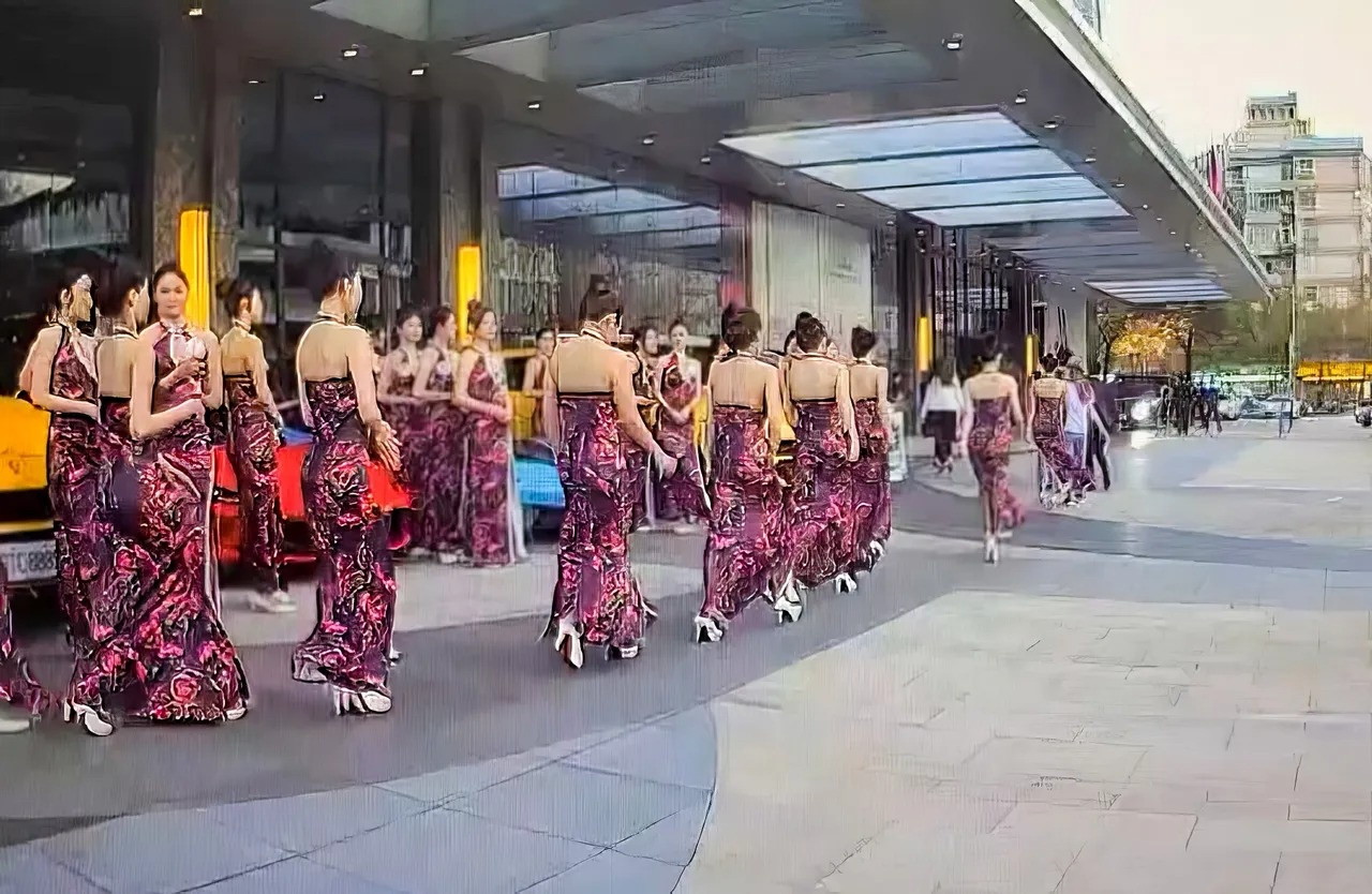 Vụ 170 cô gái phục vụ tiệc rượu cho đại gia, xã hội đen, nhận được nhiều sự quan tâm. Vụ 170 cô gái phục vụ tiệc rượu cho đại gia, xã hội đen, nhận được nhiều sự quan tâm.