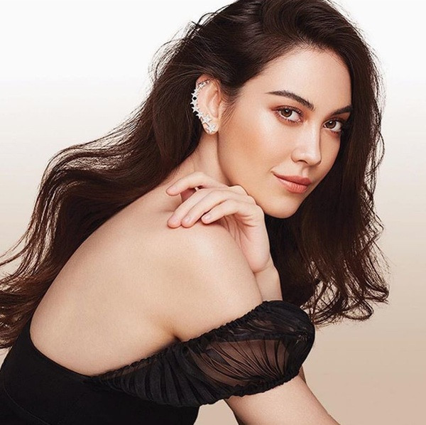 Peeranee bị công chúng quay lưng sau ồn ào là người thứ ba. Peeranee bị công chúng quay lưng sau ồn ào là người thứ ba.