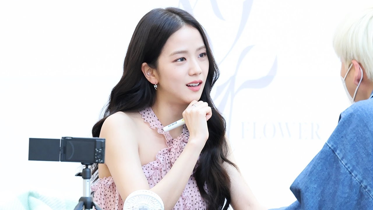 Ngay khi vừa có mặt, gần như toàn bộ khán giả tại sự kiện đều đổ dồn ánh mắt về phía Jisoo. Nữ ca sĩ mặc chiếc váy xuông họa tiết chấm bi màu hồng nhạt. Cô để tóc buông xõa và trang điểm đơn giản.