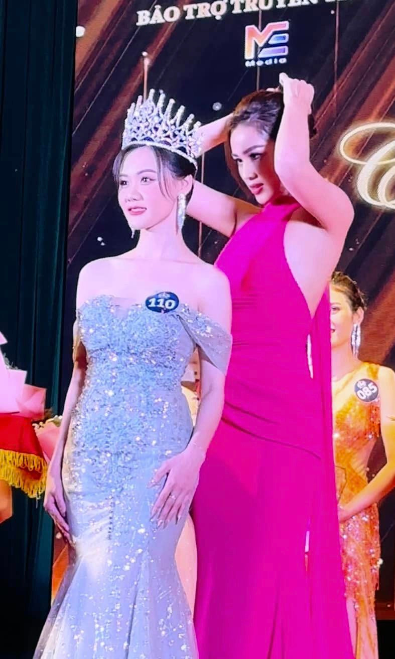 Đỗ Thị Hà tháo ghim kẹp tóc của mình để kẹp giữ vương miện cho Hoa khôi Đại học Công nghiệp. Ảnh: Ngô Bá Lục. Đỗ Thị Hà tháo ghim kẹp tóc của mình để kẹp giữ vương miện cho Hoa khôi Đại học Công nghiệp. Ảnh: Ngô Bá Lục.