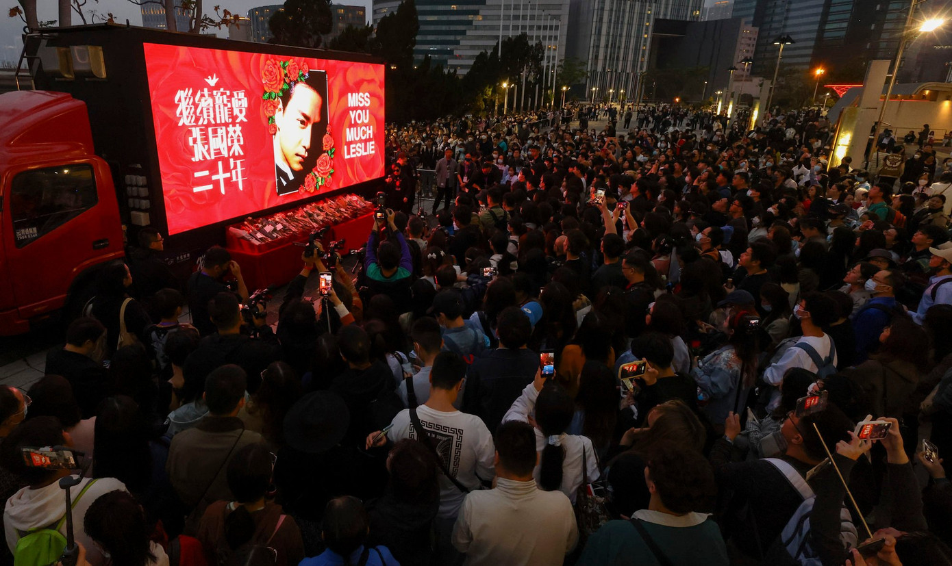 Số người tập trung ở trung tâm Hong Kong để tưởng nhớ ngôi sao Trương Quốc Vinh. Ảnh: SCMP.