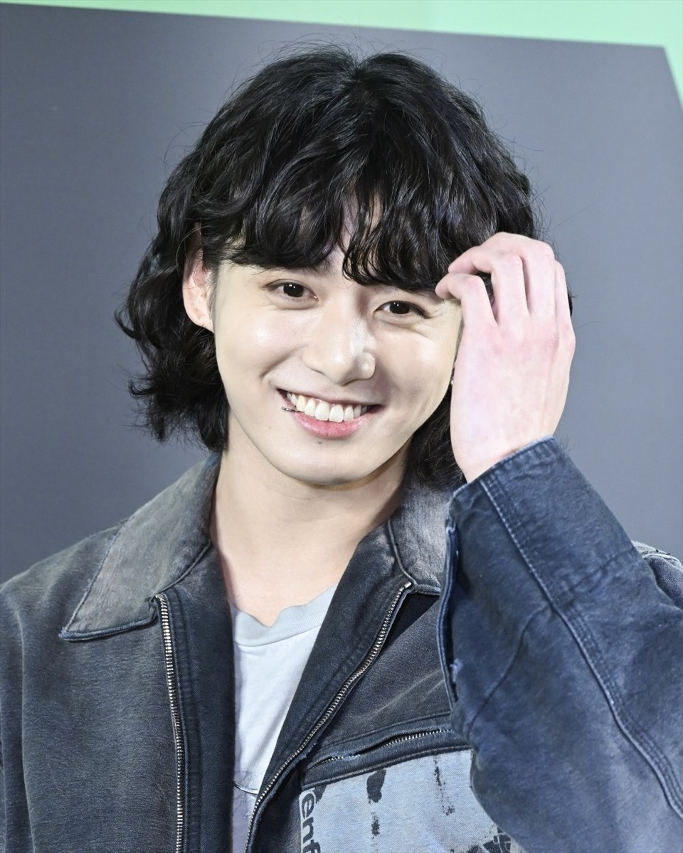 Jungkook gây chú ý với kiểu tóc dài chạm vai.