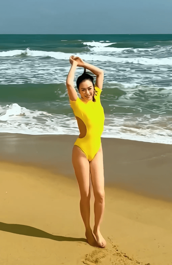 Chung Lệ Đề từng chia sẻ cô cảm thấy áp lực khi cưới chồng kém tuổi. Nữ diễn viên phải nhận nhiều chỉ trích của khán giả khi cố gắng để bản thân trẻ trung và phù hợp với chồng. Nhiều người cho rằng Trương Luân Thạc xứng đáng tìm được người phụ nữ khác, thay vì Chung Lệ Đề.