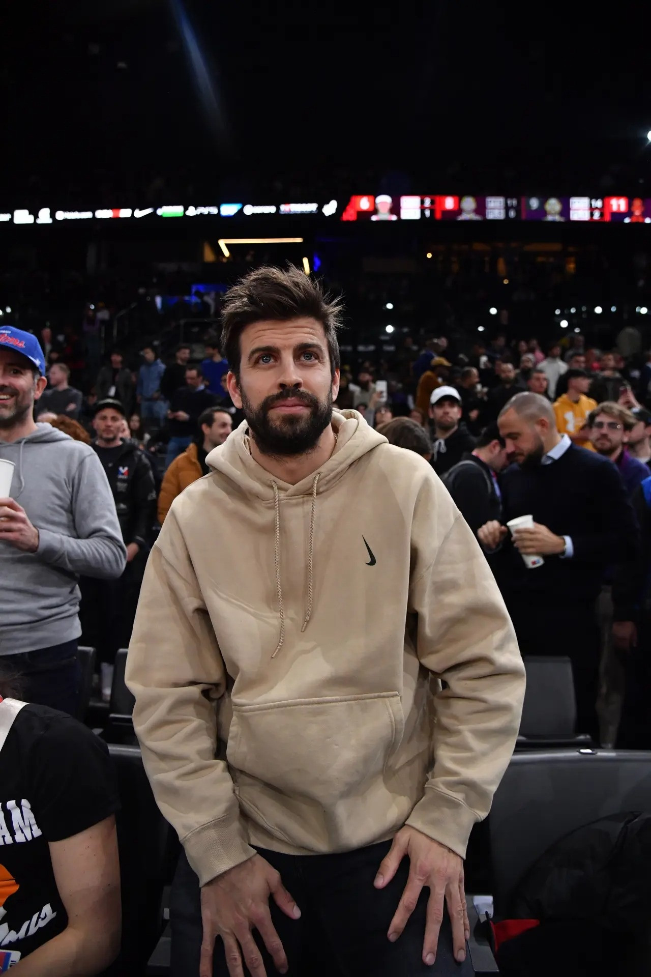 Pique ôm eo Irina Shayk khi cả hai đi xem bóng rổ. Ảnh: Pagesix. Pique ôm eo Irina Shayk khi cả hai đi xem bóng rổ. Ảnh: Pagesix.