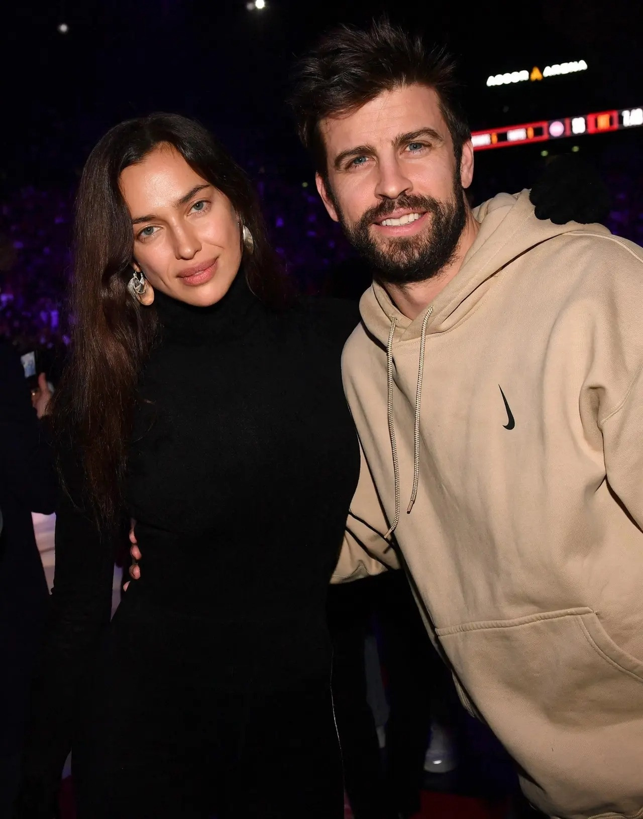 Pique ôm eo Irina Shayk khi cả hai đi xem bóng rổ. Ảnh: Pagesix. Pique ôm eo Irina Shayk khi cả hai đi xem bóng rổ. Ảnh: Pagesix.